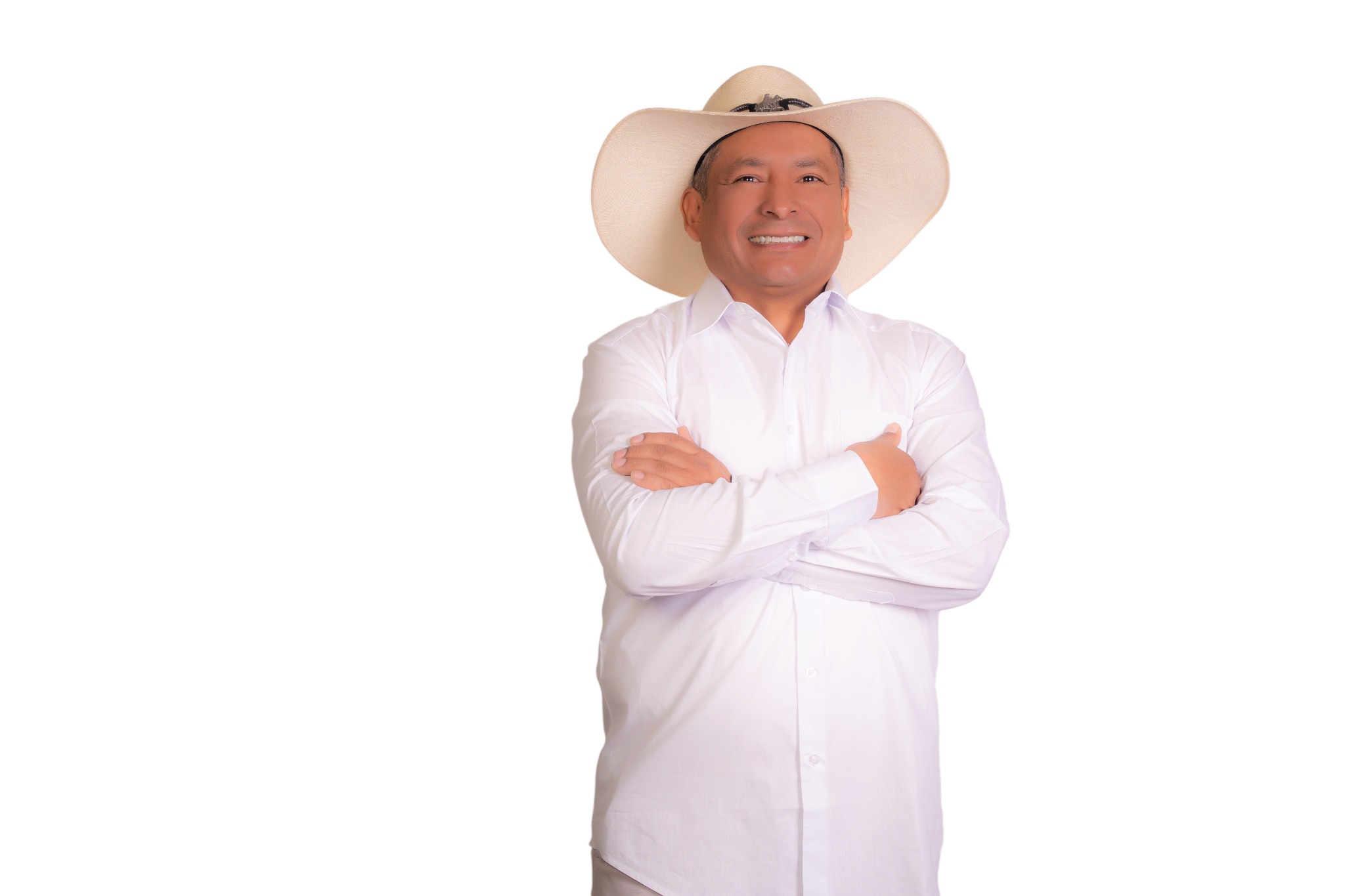 Reneé Enciso con sombrero y los brazos cruzados