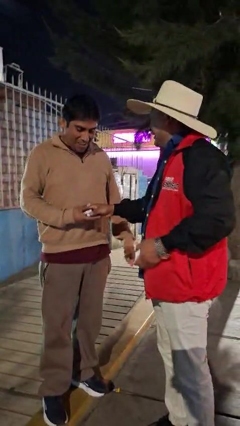 Reneé Enciso conversa con vecinos durante un recorrido en Socabaya